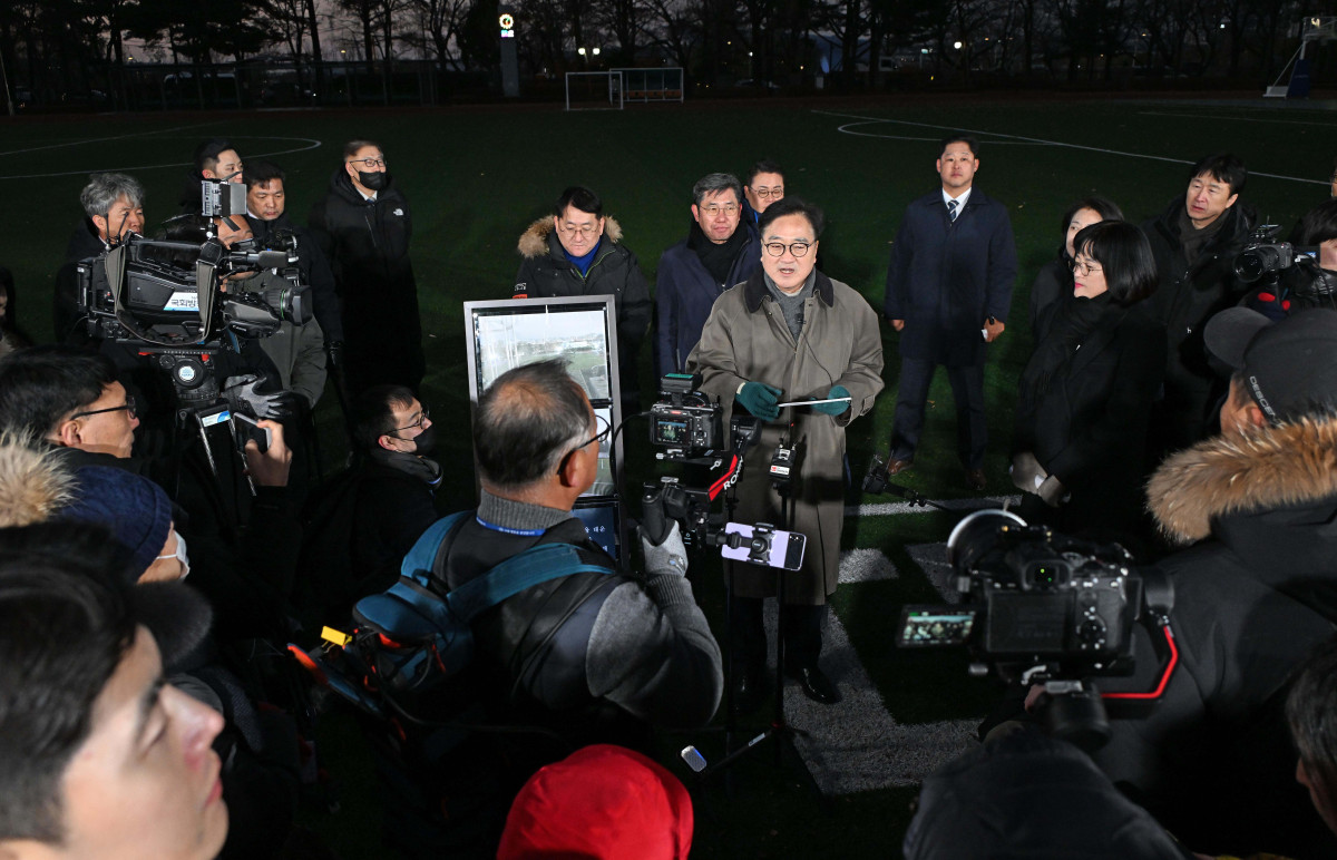 ▲우원식 국회의장이 12·3 비상계엄 사태 1년이 된 3일 서울 여의도 국회에서 열린 다크투어에서 도슨트로 참여해 시민들에게 계엄 당시 주요 현장의 상황을 설명하고 있다. 국회운동장. 신태현 기자 holjjak@