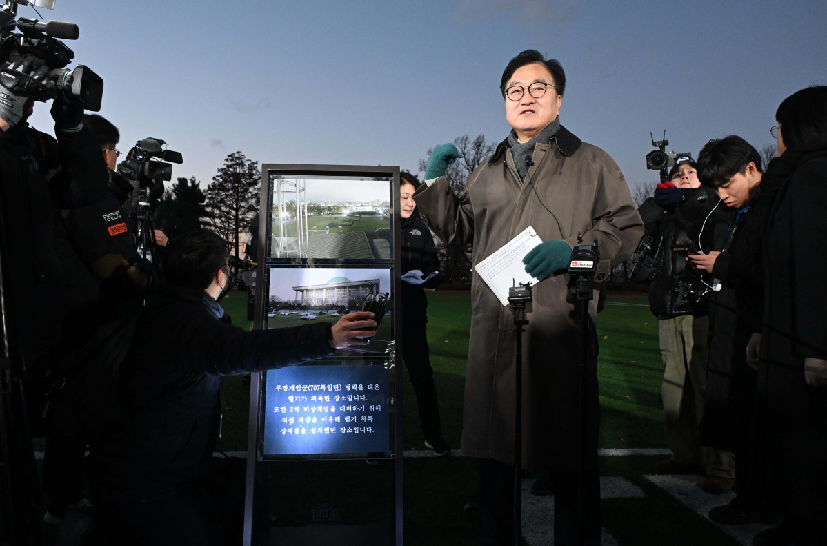 ▲우원식 국회의장이 12·3 비상계엄 사태 1년이 된 3일 서울 여의도 국회에서 열린 다크투어에서 도슨트로 참여해 시민들에게 계엄 당시 주요 현장의 상황을 설명하고 있다. 국회운동장. 신태현 기자 holjjak@
