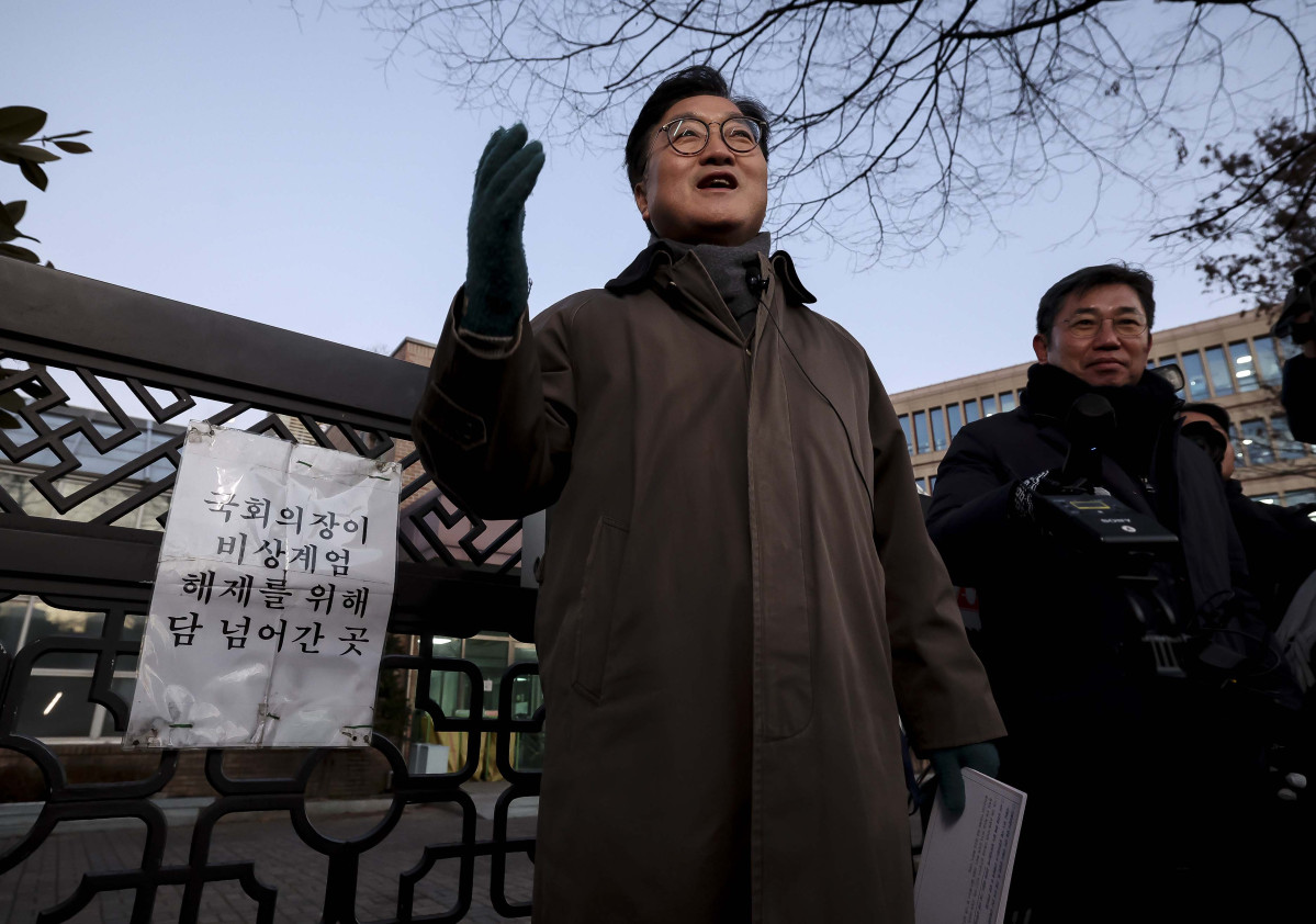 ▲우원식 국회의장이 3일 서울 여의도 국회에서 열린 ‘그날 12.3 다크투어’에서 직접 도슨트로 나서 시민들에게 월담한 곳을 안내하고 있다. 신태현 기자 holjjak@