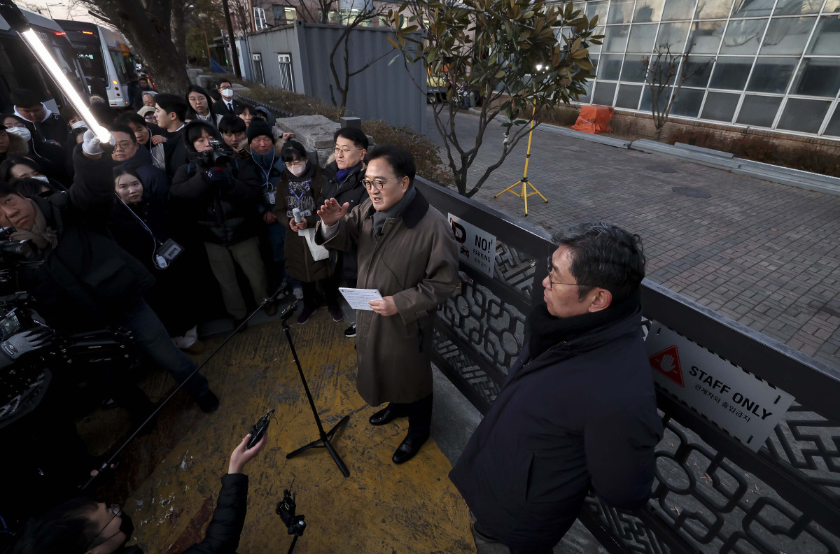 ▲우원식 국회의장이 3일 서울 여의도 국회에서 열린 ‘그날 12.3 다크투어’에서 직접 도슨트로 나서 시민들에게 월담한 곳을 안내하고 있다. 신태현 기자 holjjak@
