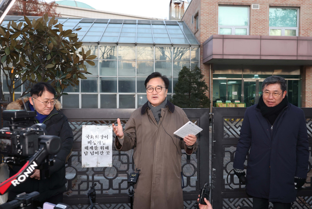 ▲우원식 국회의장이 3일 서울 여의도 국회에서 열린 ‘그날 12.3 다크투어’에서 직접 도슨트로 나서 시민들에게 월담한 곳을 안내하고 있다. 신태현 기자 holjjak@