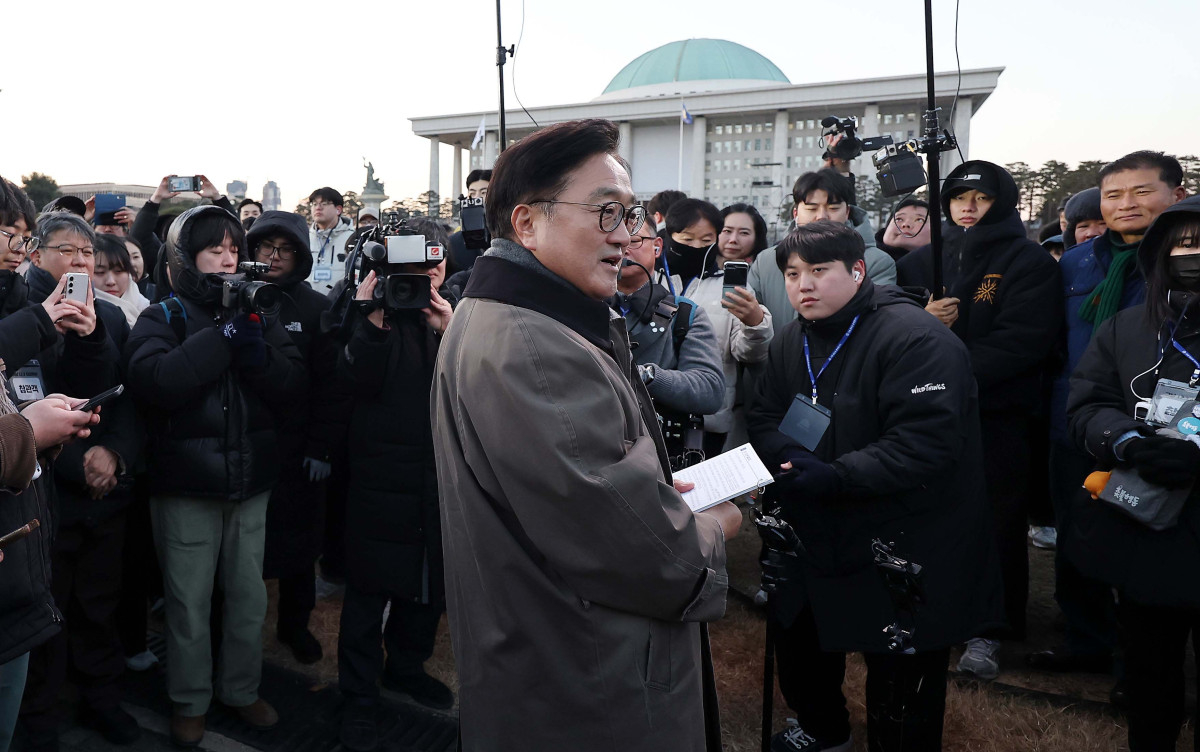 ▲우원식 국회의장이 3일 서울 여의도 국회에서 열린 '비상계엄 해제 1주년 기억행사' 다크투어에서 도슨트로 참여해 시민들과 함께 계엄군이 들이닥쳤던 국회 1문을 돌아보고 있다. 신태현 기자 holjjak@