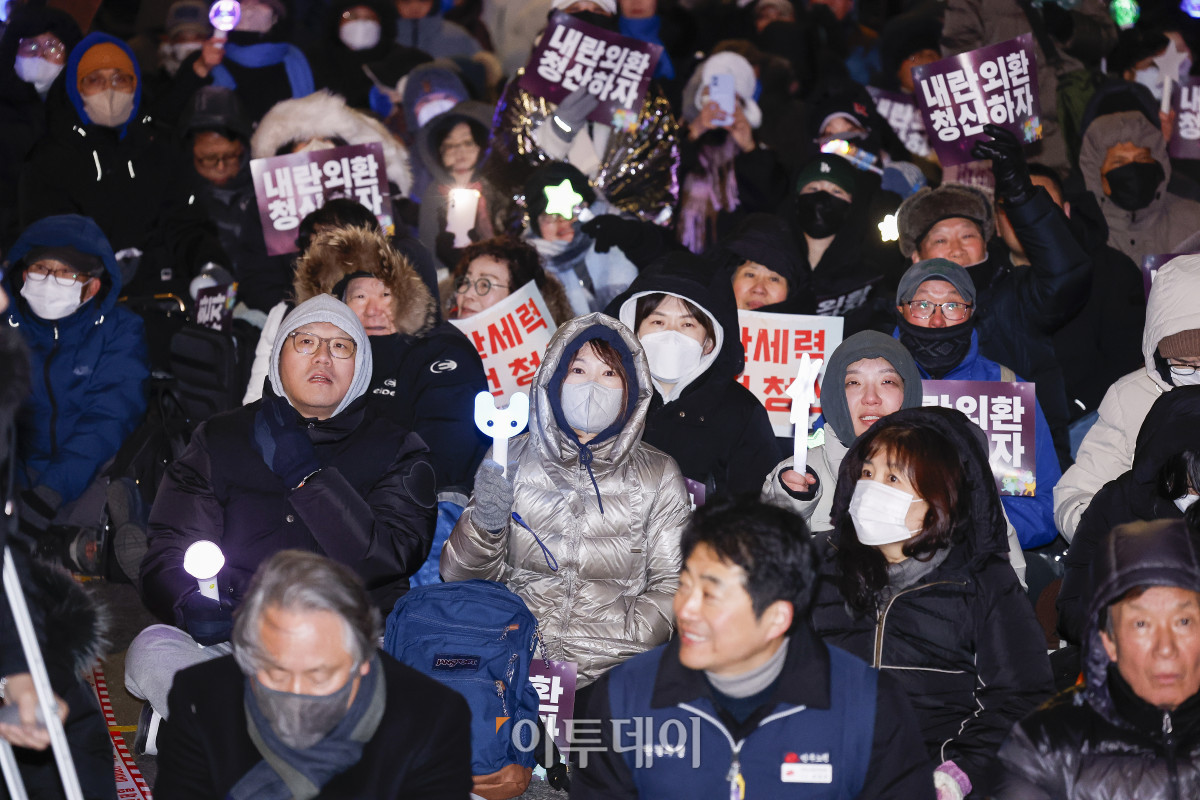 ▲3일 서울 여의도 국회 앞에서 열린 12.3 내란외환 청산과 종식, 사회대개혁 시민대행진에서 시민들이 구호를 외치고 있다. 조현호 기자 hyunho@