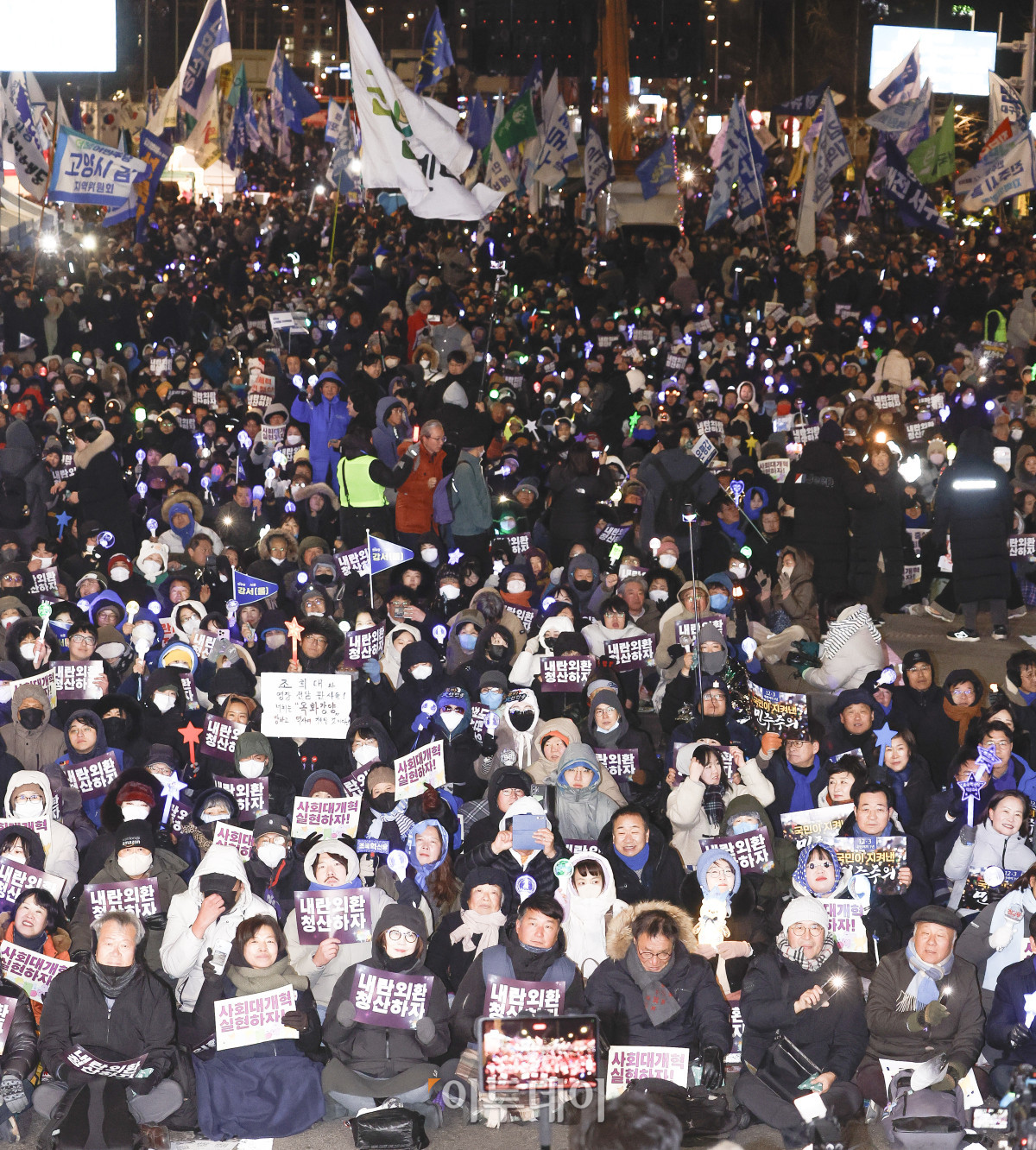 ▲3일 서울 여의도 국회 앞에서 열린 12.3 내란외환 청산과 종식, 사회대개혁 시민대행진에서 시민들이 구호를 외치고 있다. 조현호 기자 hyunho@