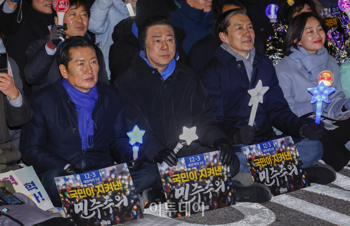 ▲더불어민주당 정청래(왼쪽부터) 대표와 김병기 원내대표, 조국 조국혁신당 대표가 3일 서울 여의도 국회 앞에서 열린 12.3 내란외환 청산과 종식, 사회대개혁 시민대행진에 참석해 있다. 조현호 기자 hyunho@