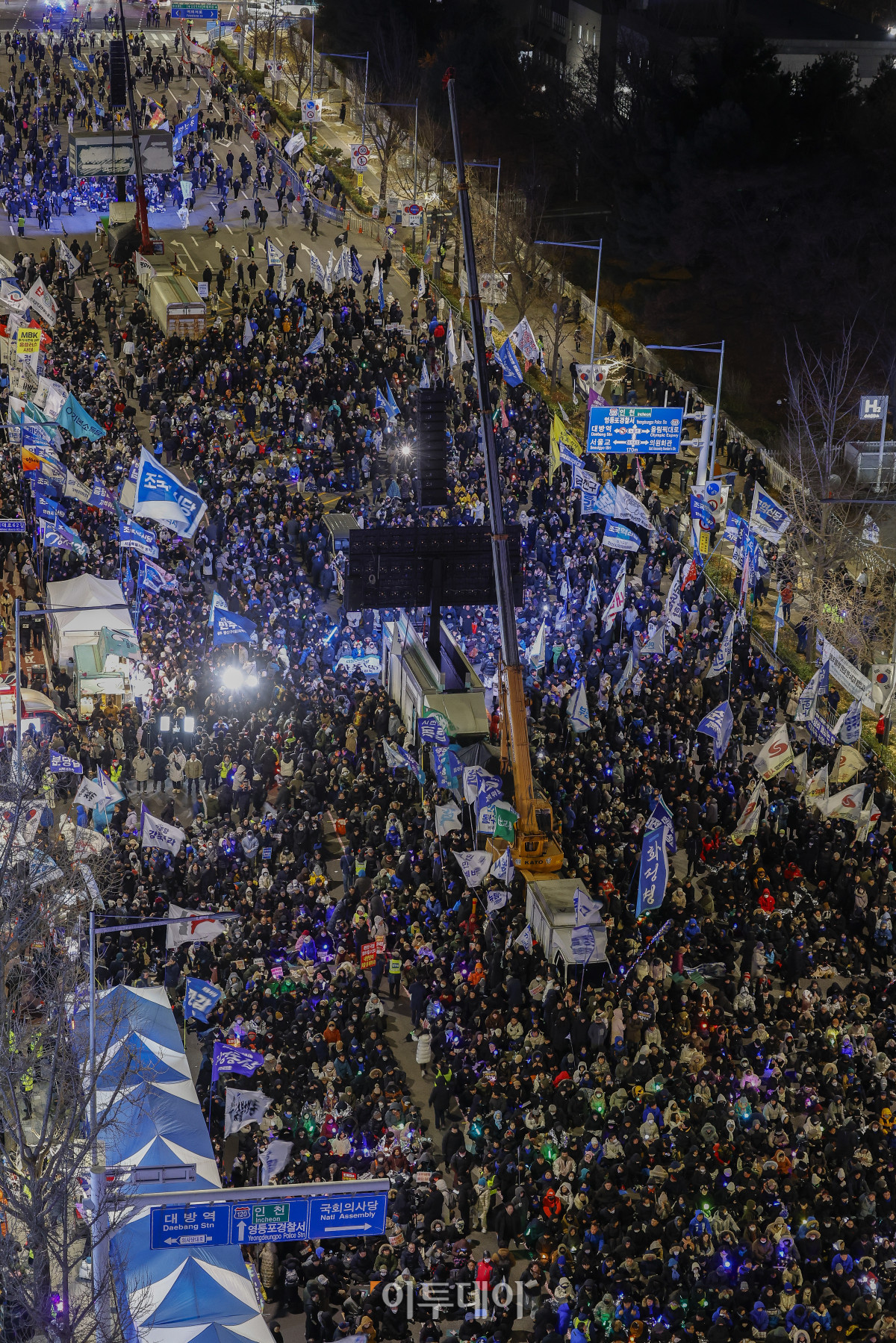 ▲3일 서울 여의도 국회 앞에서 열린 12.3 내란외환 청산과 종식, 사회대개혁 시민대행진에서 시민들이 구호를 외치고 있다. 조현호 기자 hyunho@