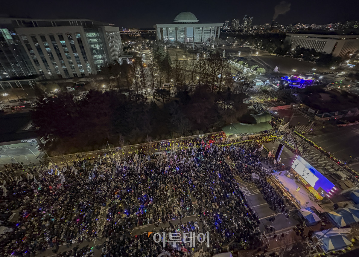 ▲3일 서울 여의도 국회 앞에서 열린 12.3 내란외환 청산과 종식, 사회대개혁 시민대행진에서 시민들이 구호를 외치고 있다. 조현호 기자 hyunho@