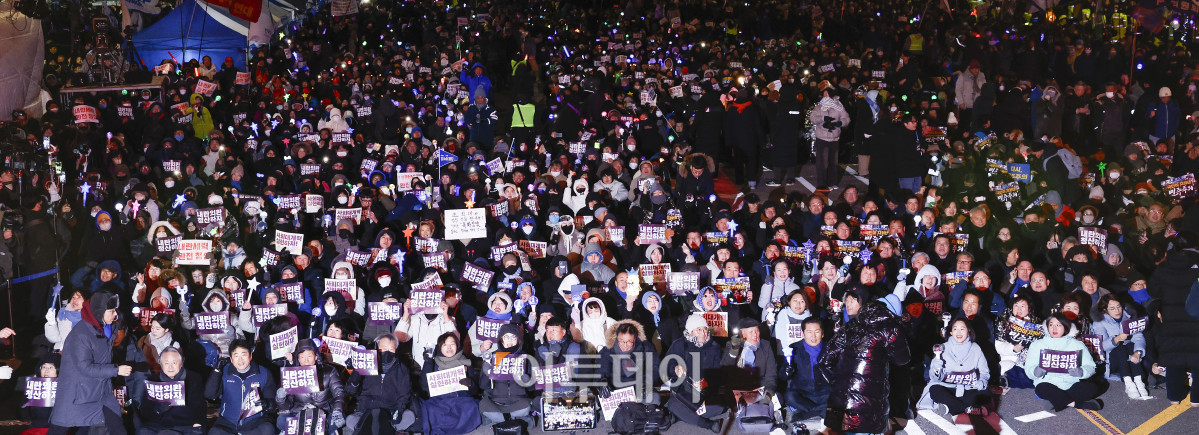 ▲3일 서울 여의도 국회 앞에서 열린 12.3 내란외환 청산과 종식, 사회대개혁 시민대행진에서 시민들이 구호를 외치고 있다. 조현호 기자 hyunho@