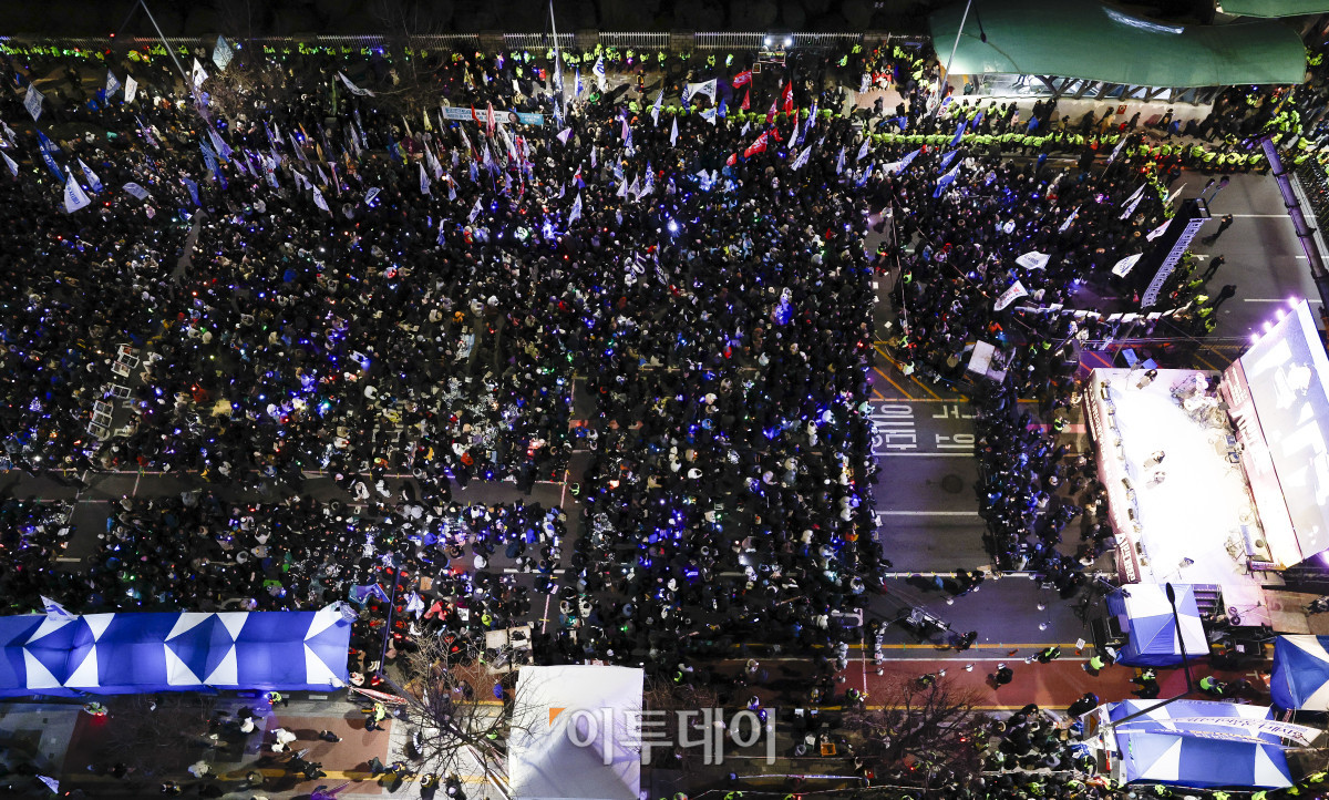 ▲3일 서울 여의도 국회 앞에서 열린 12.3 내란외환 청산과 종식, 사회대개혁 시민대행진에서 시민들이 구호를 외치고 있다. 조현호 기자 hyunho@