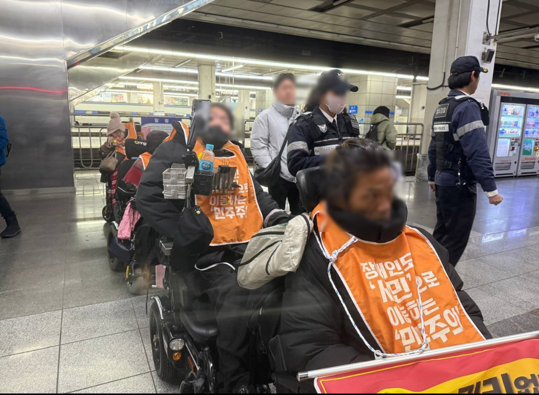 ▲서울 지하철 5호선 광화문역, 전장연 시위…출근길 혼잡 예고 (출처=전장연 공식 SNS 캡처)