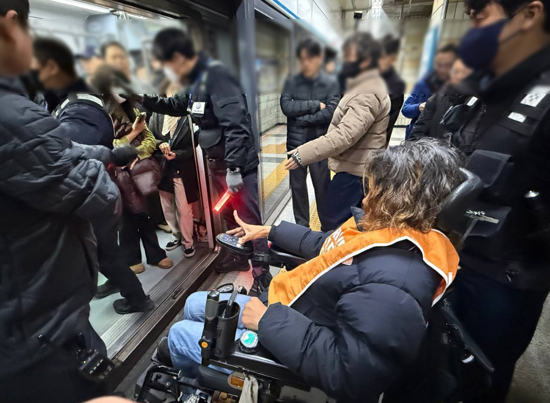 ▲서울 지하철 5호선 광화문역, 전장연 시위…출근길 혼잡 예고 (출처=전장연 공식 SNS 캡처)