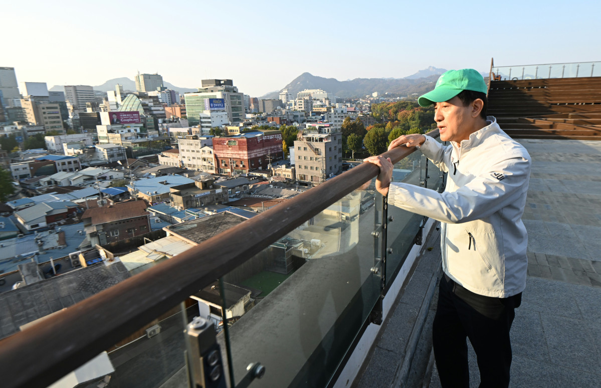 ▲오세훈 서울시장이 지난달 7일 서울 종로구 세운상가 옥상에서 열린 세운4구역 재개발 관련 현장 브리핑에서 주변 전망을 살펴보고 있다. (연합뉴스)