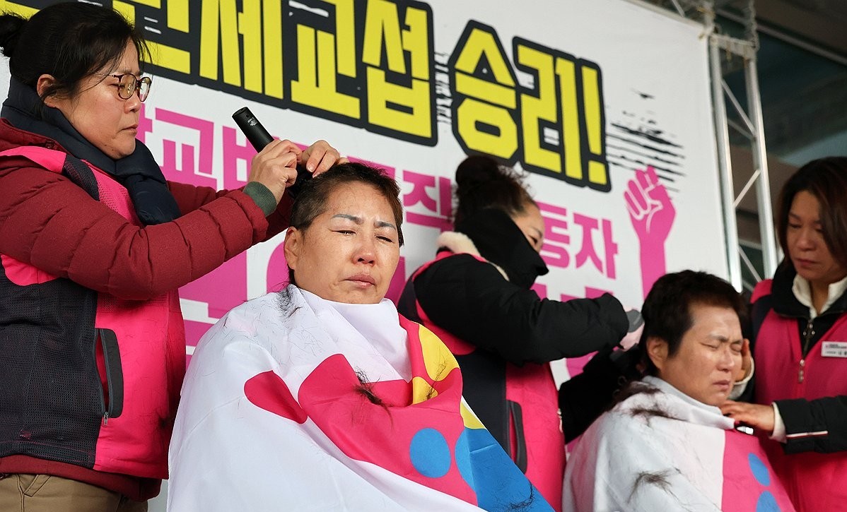 ▲광주 서구 광주시교육청 본관 앞에서 학교 비정규직노동자들이 단체교섭 타결을 촉구하는 삭발 결의대회를 하고 있다 (사진제공=연합뉴스)