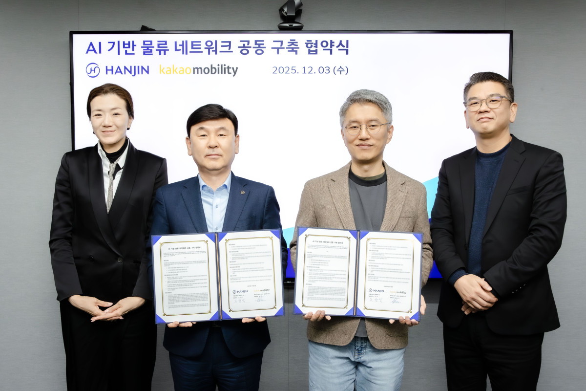 ▲한진과 카카오모빌리티가 AI 기반 물류 네트워크 공동 구축을 협약하며 기념촬영을 하고 있다. 왼쪽부터 (주)한진 조현민 사장·노삼석 대표이사 사장, 카카오모빌리티 류긍선 대표이사·안규진 부사장. (사진=한진)