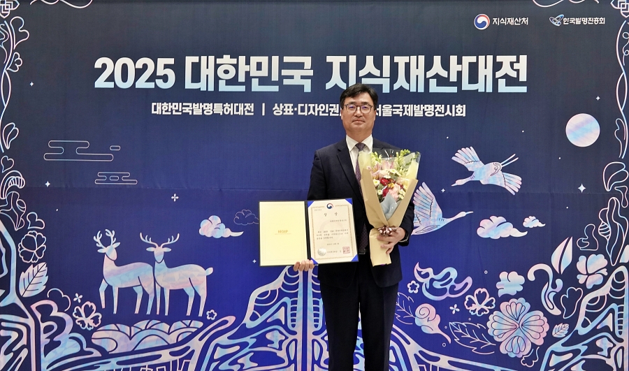 ▲2025 대한민국 지식재산대전에서 장윤석 CJ대한통운 법무실장이 지식재산처장상을 수상하여 기념 촬영을 하고 있다.  (사진=CJ대한통운)