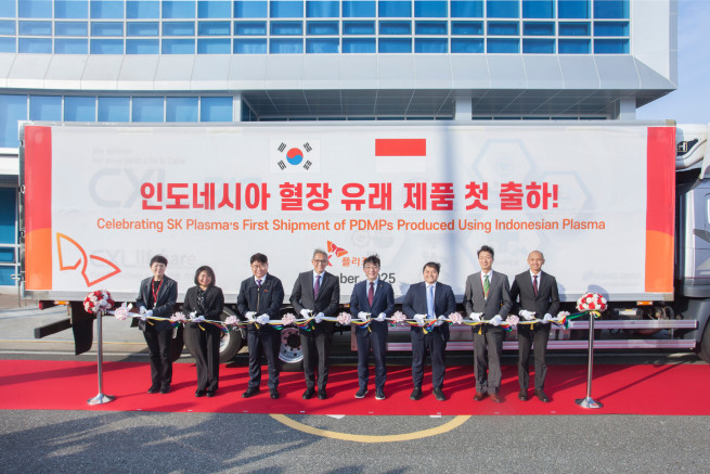 ▲김승주(오른쪽 네 번째) SK플라즈마 대표 , 체첩 헤라완(오른쪽 다섯 번째) 인도네시아 대사를 비롯한 SK플라즈마 및 인도네시아 정부 관계자들이 혈장분획제제 초도 출하 기념식에서 기념촬영을 하고 있다. (사진제공=SK플라즈마)