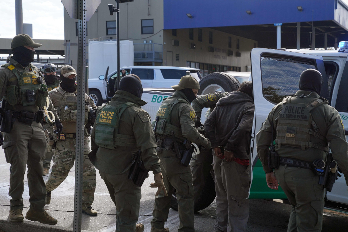 ▲3일(현지시간) 미 루이지애나주 뉴올리언스에서 국경 순찰대 요원들이 한 남성을 체포하고 있다. (AFP연합뉴스)