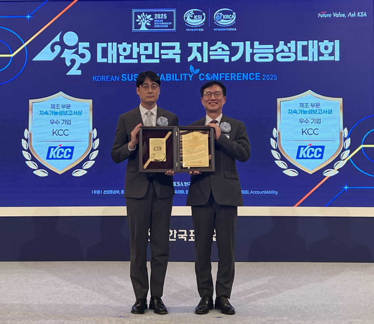 ▲2025 대한민국 지속가능성대회에서 KCC가 제조부문 우수보고서로 선정되며 11년 연속 수상의 영예를 안았다. 사진은 KCC 백승근 상무(좌)가 수상 후 기념촬영을 하는 모습 (KCC)