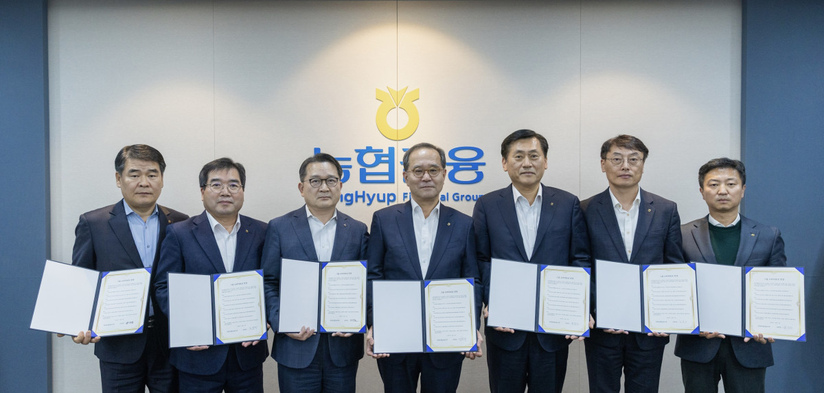 ▲NH농협금융은 3일 이찬우 회장(왼쪽에서 네 번째)과 부사장들이 그룹 소비자보호 헌장에 서약하고 금융소비자 권익 보호를 위한 전사적 실천 의지를 선언했다. (사진제공=NH농협금융)