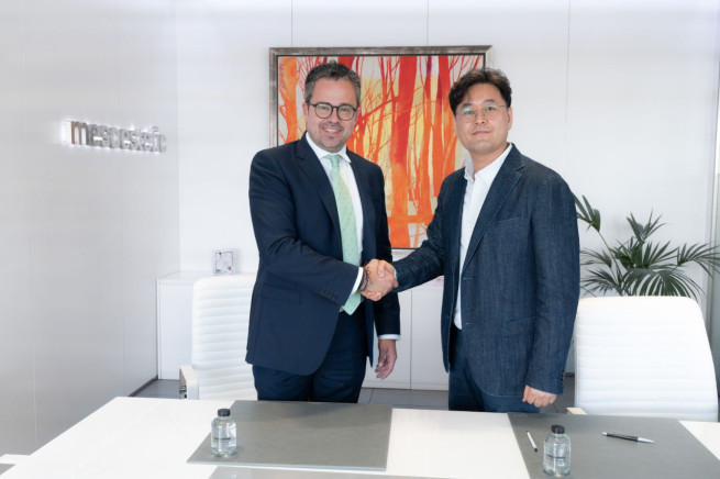 ▲디에스케이 자회사 프로톡스의 김창수 대표와 메소에스테틱(Mesoestetic) 공동대표 카를레스 폰트(Carles Font)가 보툴리눔 톡신 독점 공급 계약 체결 후 기념 촬영을 하고 있다. (사진제공 = 프로톡스)