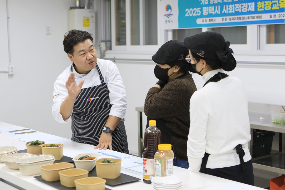 ▲CJ프레시웨이 F&B부문 담당자가 평택시 사회적경제 기업 관계자들에게 컨설팅을 하고 있다.  (사진제공=CJ프레시웨이)