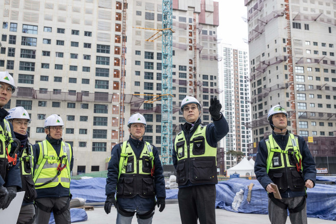 ▲3일 이한우 현대건설 대표이사(오른쪽 두 번째)가 힐스테이트 더웨이브시티에서 '동절기 대비 건설 현장 안전 점검 릴레이 캠페인'을 진행하며 현장 직원들과 함께 안전시설과 작업환경을 점검하고 있다. (사진제공=현대건설)