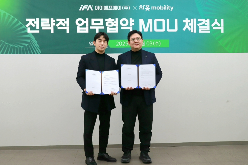 ▲iFA 본사에서 진행된 차봇 모빌리티와 iFA의 업무협약(MOU) 체결 현장. (좌) 차봇 모빌리티 강성근 대표, (우) iFA 이준호 대표. (사진=차봇모빌리티.)