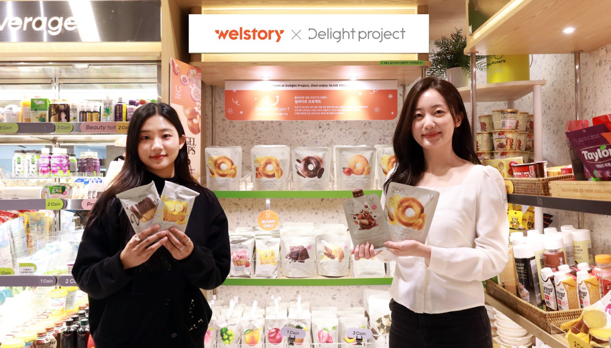 ▲삼성웰스토리 간편식 코너에서 제공중인 '딜라이트 프로젝트' 제품을 임직원이 선보이고 있다. (사진제공=삼성웰스토리)