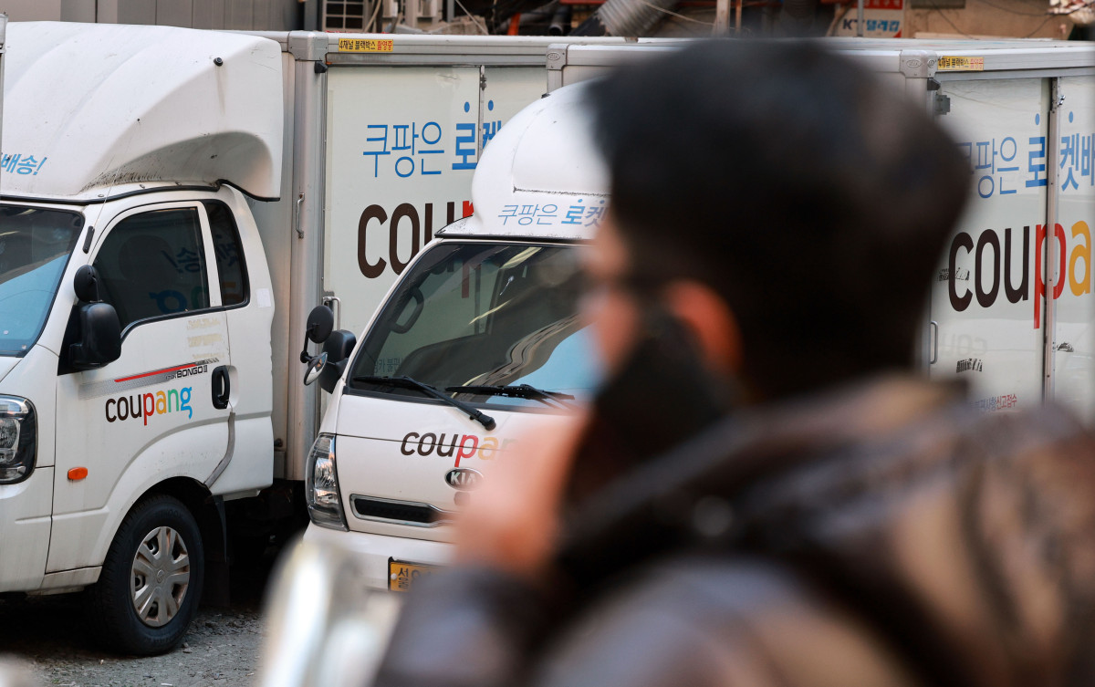 ▲ 이커머스 1위 업체 쿠팡에서 약 3천400만건에 이르는 대규모 개인정보가 유출된 가운데 4일 서울 시내 한 쿠팡 물류센터에 배송차량이 주차돼 있다. (연합뉴스)