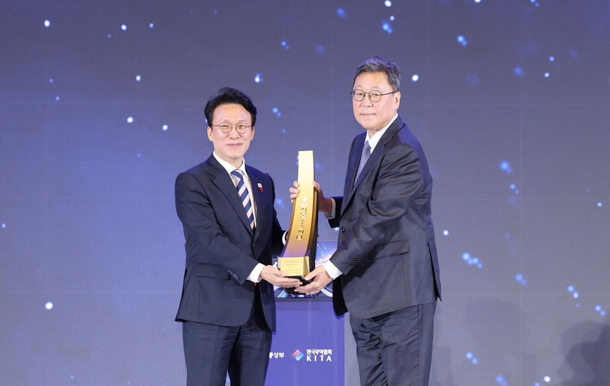 ▲김민석 국무총리가 4일 서울 강남구 코엑스에서 열린 제62회 무역의날 기념식에서 이규복 현대글로비스 대표이사에게 60억달러 수출의 탑을 수여하고 있다. (사진=현대글로비스)