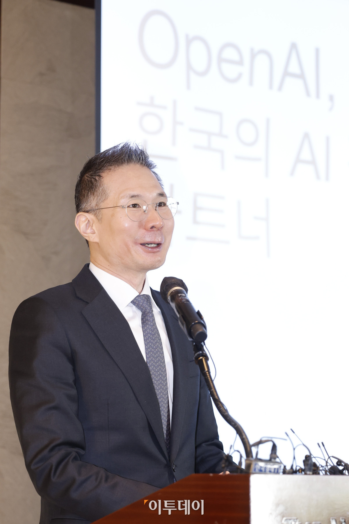 ▲김경훈 OpenAI 코리아 총괄 대표가 4일 서울 중구 웨스틴 조선 서울에서 열린 OpenAI 코리아 기자간담회에서 활동방향 및 한국의 AI 전환에 대해 발표를 하고 있다. 조현호 기자 hyunho@