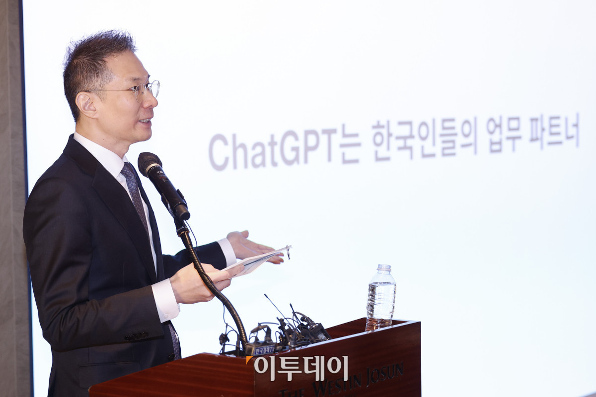 ▲김경훈 OpenAI 코리아 총괄 대표가 4일 서울 중구 웨스틴 조선 서울에서 열린 OpenAI 코리아 기자간담회에서 활동방향 및 한국의 AI 전환에 대해 발표를 하고 있다. 조현호 기자 hyunho@