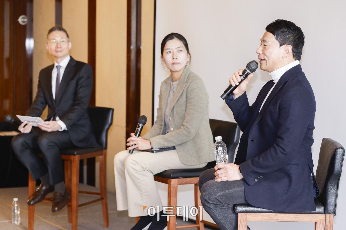 ▲정영훈 LG유플러스 기업AI사업 담당 상무가 4일 서울 중구 웨스틴 조선 서울에서 열린 OpenAI 코리아 기자간담회에서 기업 AI 활용 사례에 대해 소개하고 있다. 조현호 기자 hyunho@