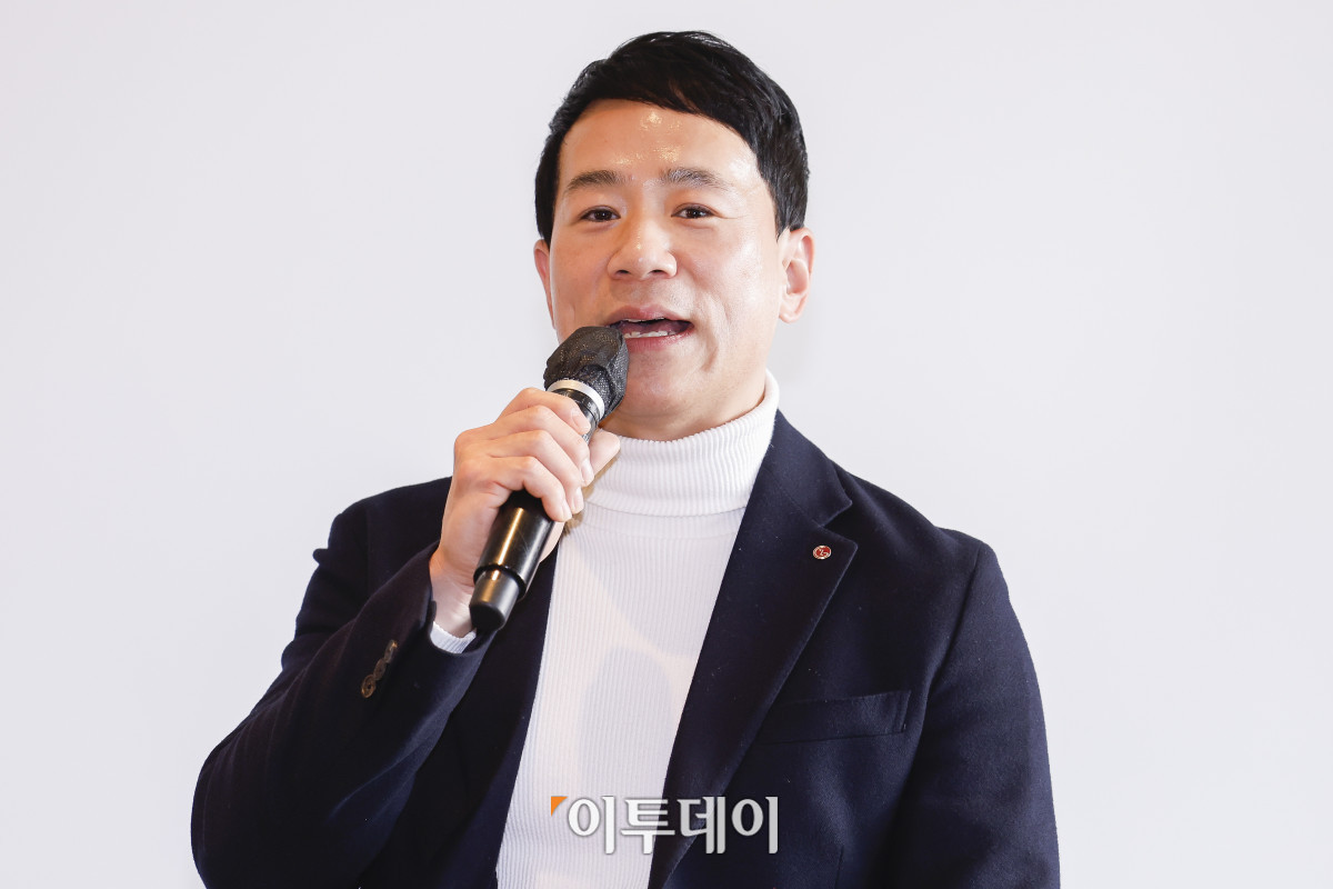 ▲정영훈 LG유플러스 기업AI사업 담당 상무가 4일 서울 중구 웨스틴 조선 서울에서 열린 OpenAI 코리아 기자간담회에서 기업 AI 활용 사례에 대해 소개하고 있다. 조현호 기자 hyunho@