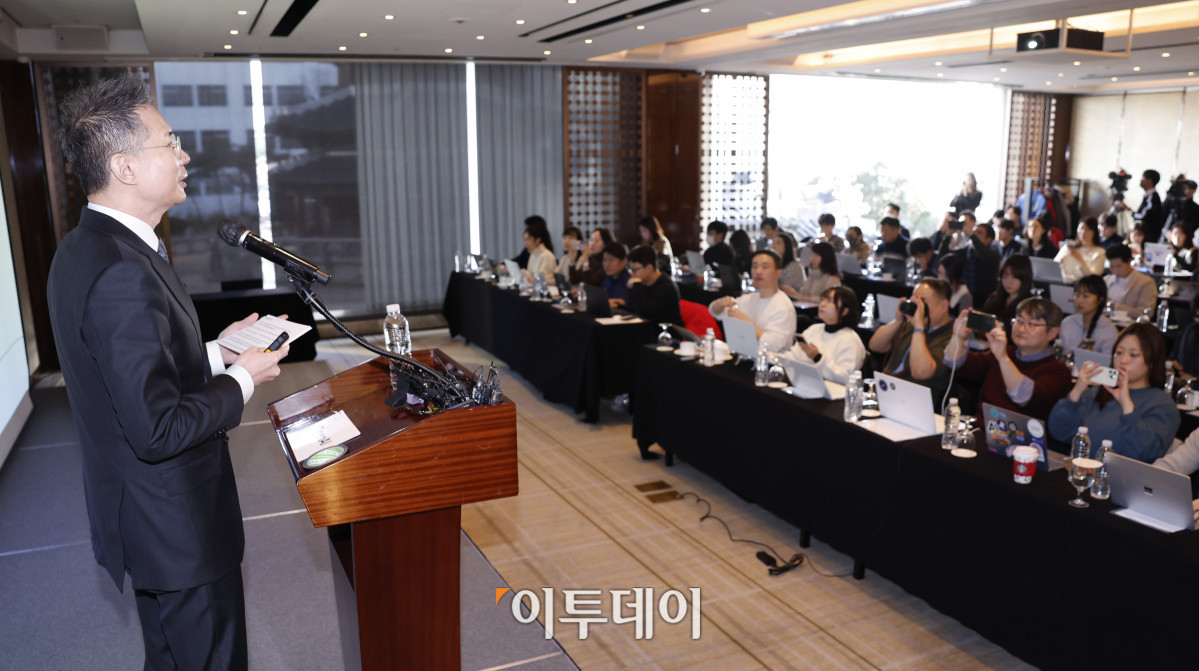 ▲김경훈 OpenAI 코리아 총괄 대표가 4일 서울 중구 웨스틴 조선 서울에서 열린 OpenAI 코리아 기자간담회에서 활동방향 및 한국의 AI 전환에 대해 발표를 하고 있다. 조현호 기자 hyunho@