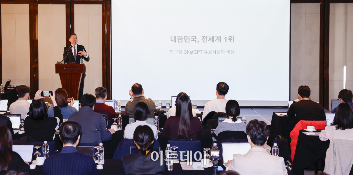 ▲김경훈 OpenAI 코리아 총괄 대표가 4일 서울 중구 웨스틴 조선 서울에서 열린 OpenAI 코리아 기자간담회에서 활동방향 및 한국의 AI 전환에 대해 발표를 하고 있다. 조현호 기자 hyunho@