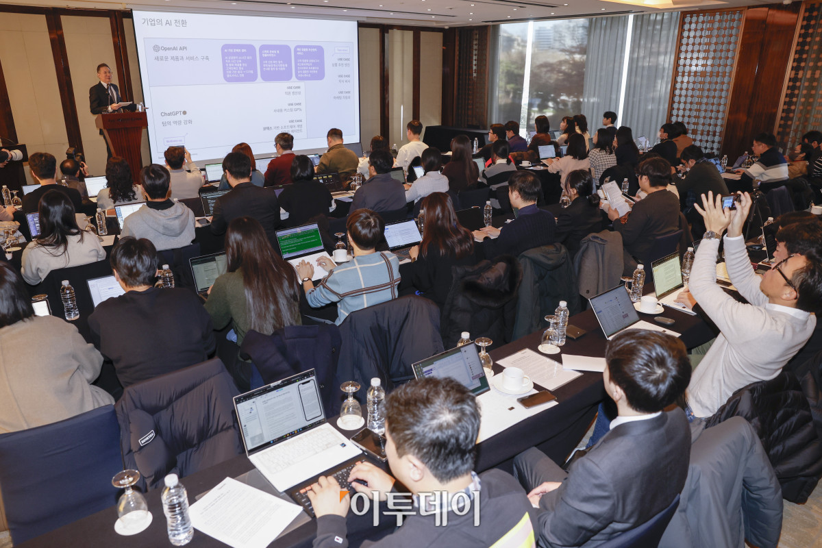 ▲김경훈 OpenAI 코리아 총괄 대표가 4일 서울 중구 웨스틴 조선 서울에서 열린 OpenAI 코리아 기자간담회에서 활동방향 및 한국의 AI 전환에 대해 발표를 하고 있다. 조현호 기자 hyunho@