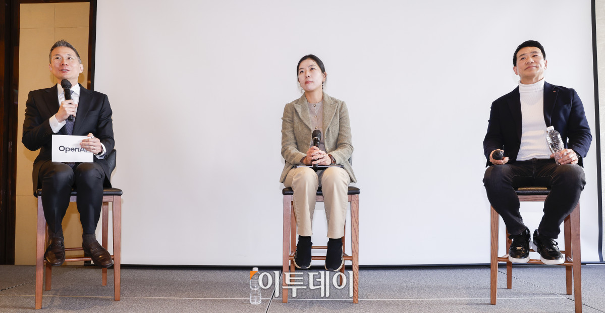 ▲김경훈(왼쪽) OpenAI 코리아 총괄 대표가 4일 서울 중구 웨스틴 조선 서울에서 열린 OpenAI 코리아 기자간담회에서 기업 AI 활용 사례에 대해 소개하고 있다. 조현호 기자 hyunho@