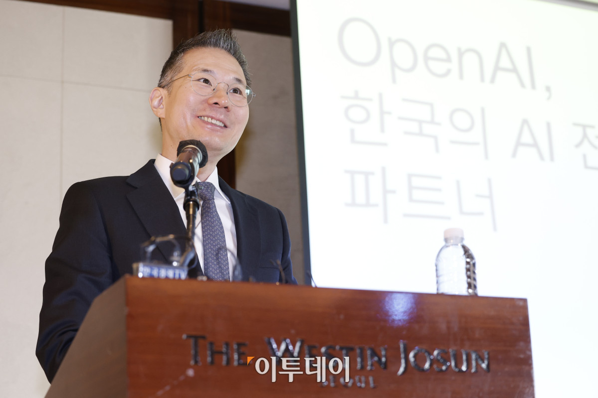 ▲김경훈 OpenAI 코리아 총괄 대표가 4일 서울 중구 웨스틴 조선 서울에서 열린 OpenAI 코리아 기자간담회에서 활동방향 및 한국의 AI 전환에 대해 발표를 하고 있다. 조현호 기자 hyunho@