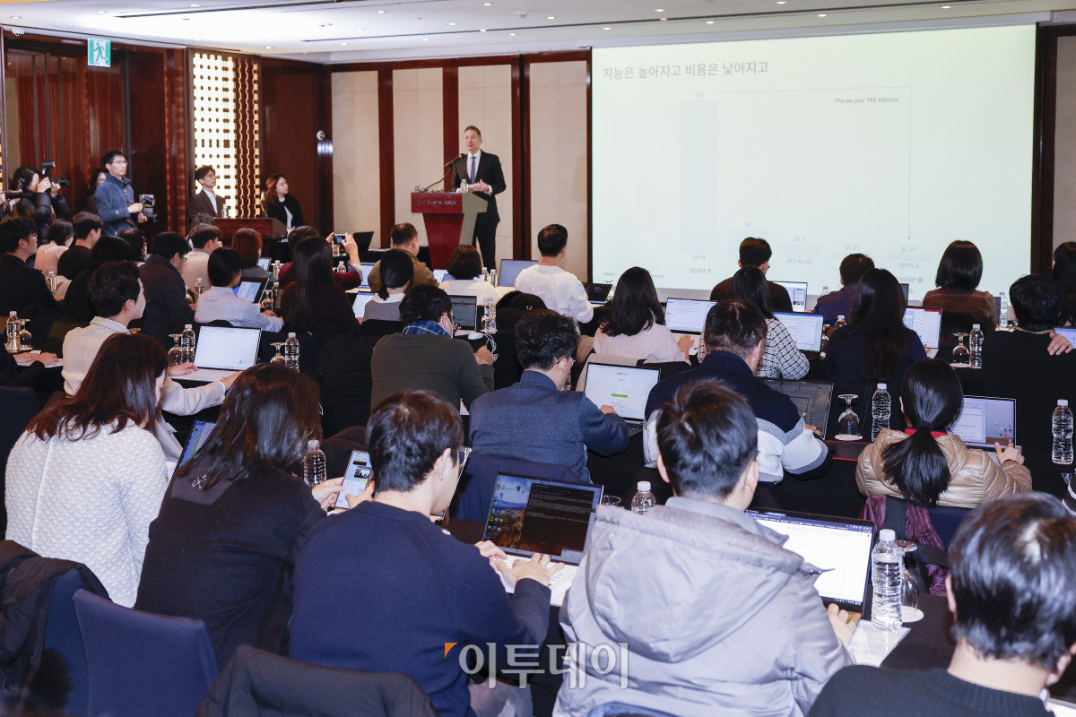 ▲김경훈 OpenAI 코리아 총괄 대표가 4일 서울 중구 웨스틴 조선 서울에서 열린 OpenAI 코리아 기자간담회에서 활동방향 및 한국의 AI 전환에 대해 발표를 하고 있다. 조현호 기자 hyunho@