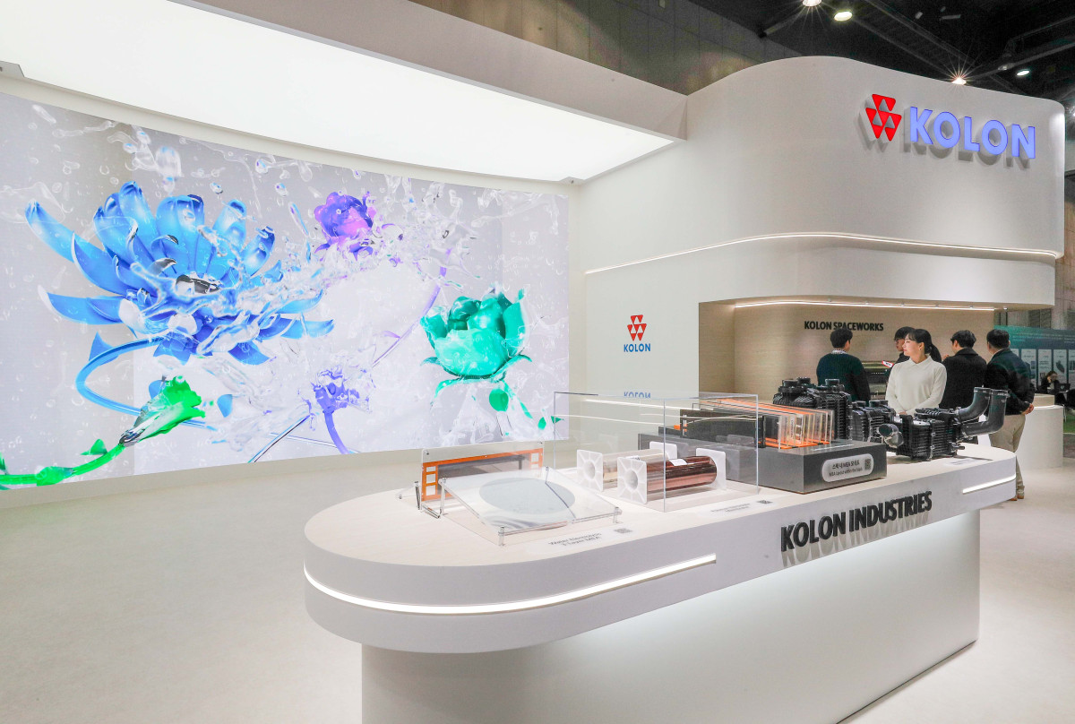 ▲코오롱그룹이 4일부터 나흘간 경기도 일산 킨텍스에서 열리는 세계 최대 규모의 수소산업 박람회 ‘World Hydrogen EXPO(이하 WHE) 2025’에 참가해 수소 생산부터 저장, 활용까지 수소산업 전 분야를 아우르는 첨단기술과 솔루션을 선보인다. 사진은 박람회 현장 코오롱그룹 전시관 모습. (코오롱그룹)