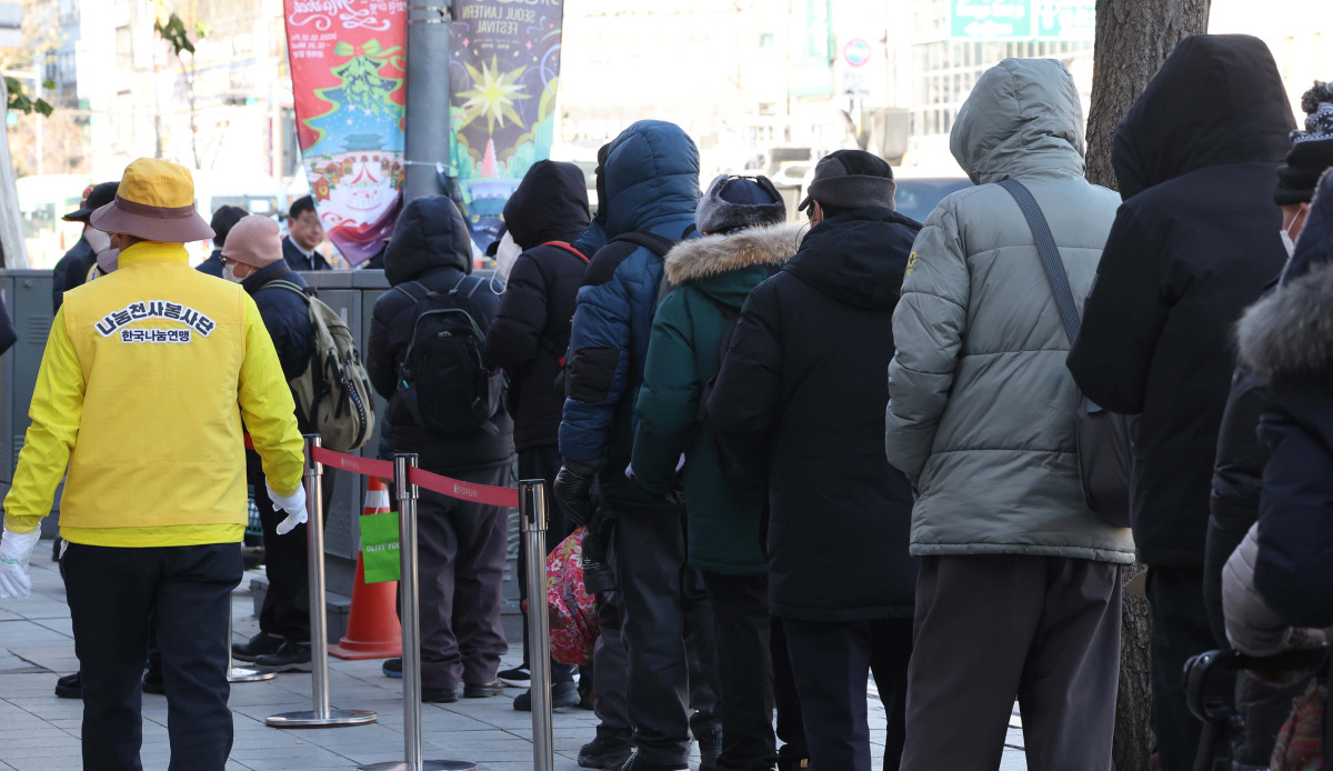 ▲수도권 등에 한파특보가 발효된 4일 서울 종로구 한 무료급식소 앞에서 어르신들이 입장을 위해 줄지어 기다리고 있다. 신태현 기자 holjjak@