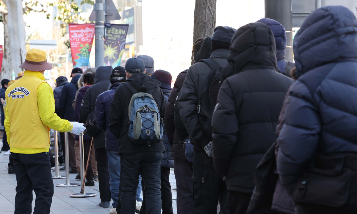 ▲수도권 등에 한파특보가 발효된 4일 서울 종로구 한 무료급식소 앞에서 어르신들이 입장을 위해 줄지어 기다리고 있다. 신태현 기자 holjjak@