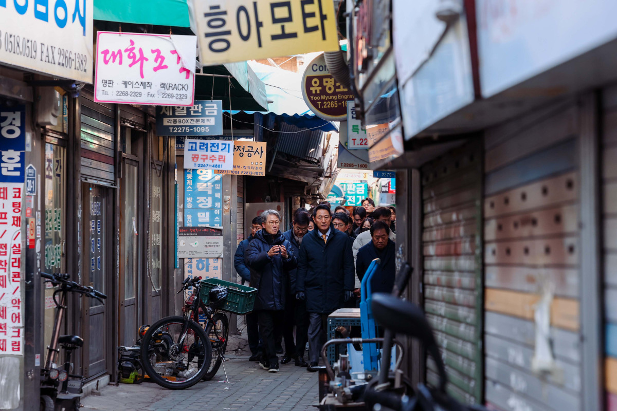 ▲오세훈 서울시장이 4일 서울 종로구 세운재정비 촉진지구를 찾아 노후 지역 현황을 확인하고 있다. 신태현 기자 holjjak@