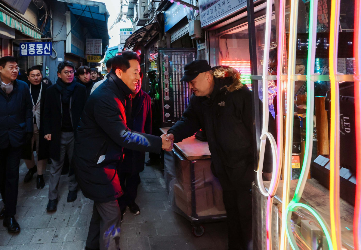 ▲오세훈 서울시장이 4일 서울 종로구 세운재정비 촉진지구를 찾아 노후 지역 현황을 확인하고 있다. 신태현 기자 holjjak@