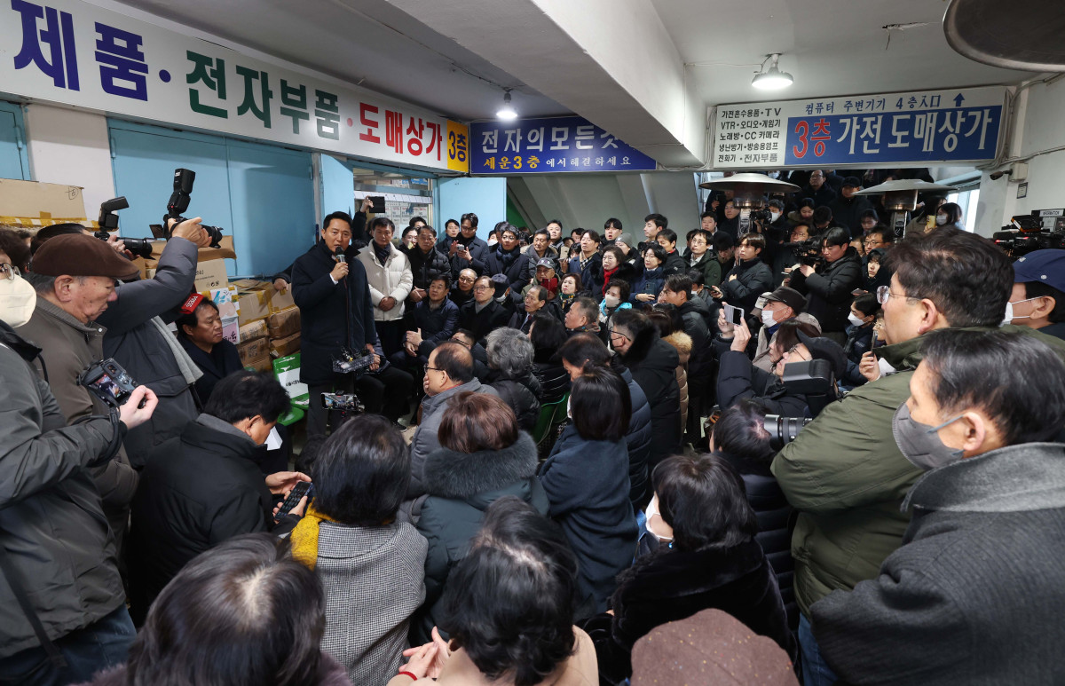 ▲오세훈 서울시장이 4일 서울 종로구 세운상가에서 세운재정비 촉진지구 정비사업 정체로 불편을 호소하는 주민들과 간담회를 갖고 있다. 신태현 기자 holjjak@