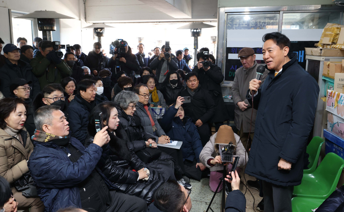 ▲오세훈 서울시장이 4일 서울 종로구 세운상가에서 세운재정비 촉진지구 정비사업 정체로 불편을 호소하는 주민들과 간담회를 갖고 있다. 신태현 기자 holjjak@