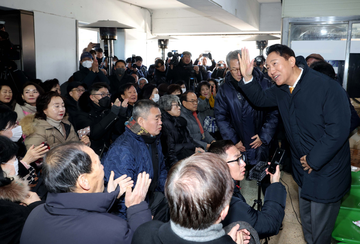 ▲오세훈 서울시장이 4일 서울 종로구 세운상가에서 세운재정비 촉진지구 정비사업 정체로 불편을 호소하는 주민들과 간담회를 갖고 있다. 신태현 기자 holjjak@