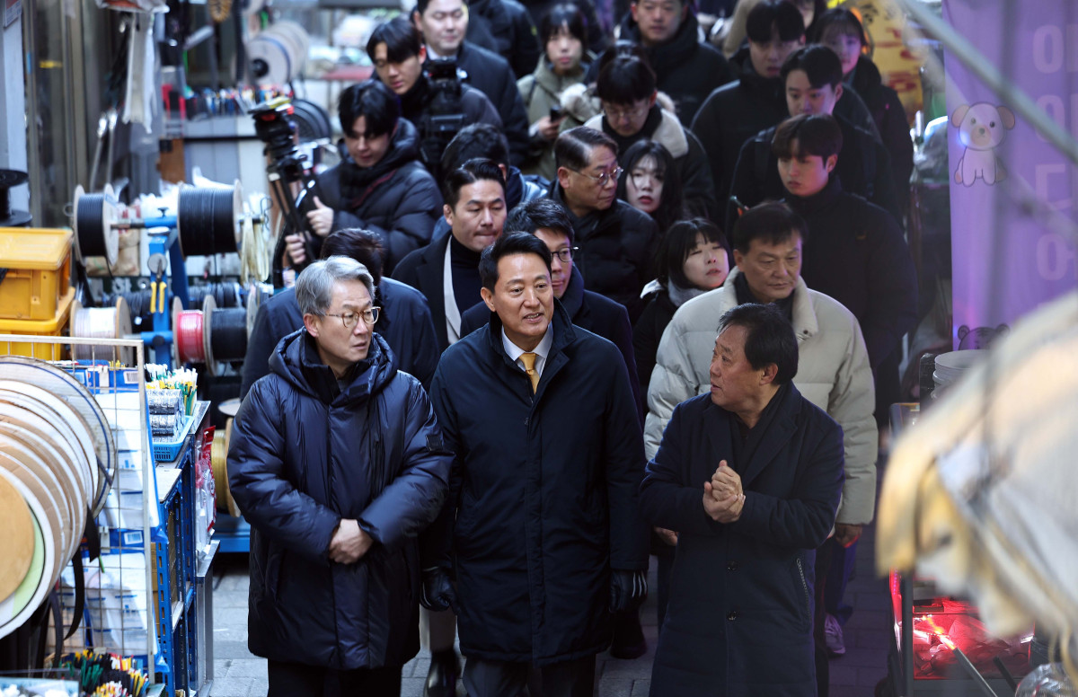 ▲오세훈 서울시장이 4일 서울 종로구 세운재정비 촉진지구를 찾아 노후 지역 현황을 확인하고 있다. 신태현 기자 holjjak@