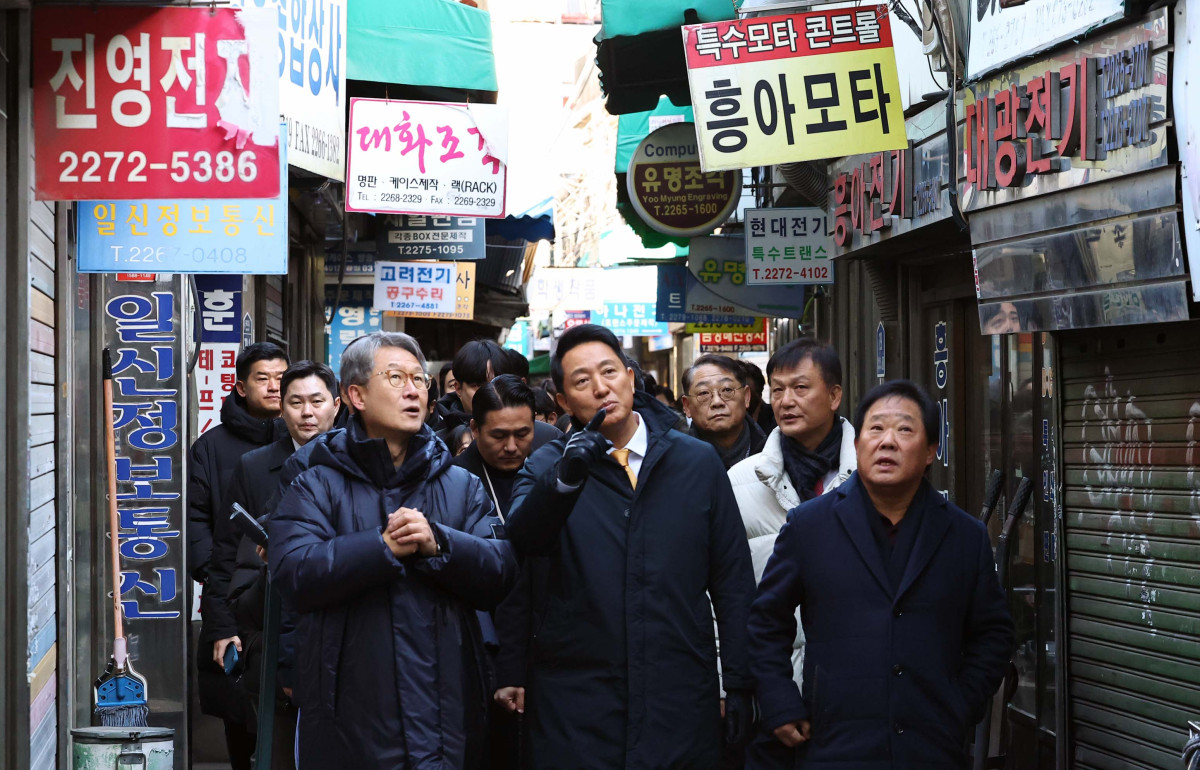 ▲오세훈 서울시장이 4일 서울 종로구 세운재정비 촉진지구를 찾아 노후 지역 현황을 확인하고 있다. 신태현 기자 holjjak@